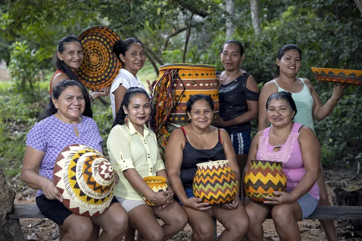 Comunidade Urucurea, Santarém_PA, 10 de junho de 2025OCB – Retratos de Um Mundo MelhorCooperativa Turiarte trabalha com artesãs ribeirinhas que produzem materiais a partir da palha da palmeira do tucumã na comunidade Urucurea, localizada no rio Arapuins, Santarém, PA. Na foto as artesãs em pé (e/d), Nelcivani, Benezaide, Rosane, Carolina e sentadas (e/d), Rosângela, Sara, Alciene, Anadir  Imagem: Bruno Kelly / NITRO Historias Visuais
