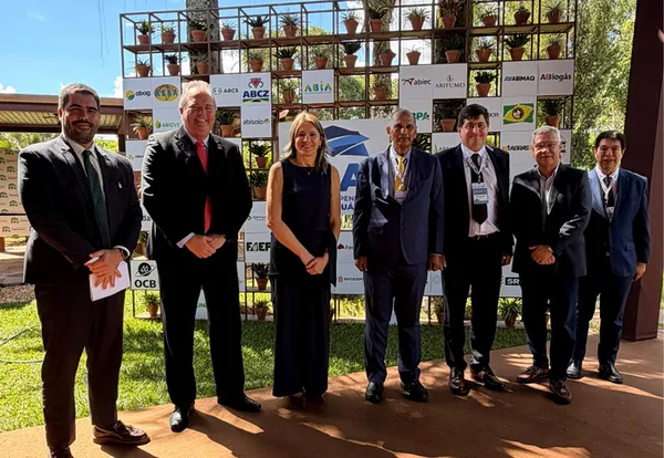 Sistema OCB debate cooperação agrícola com diretor-geral do IICA 