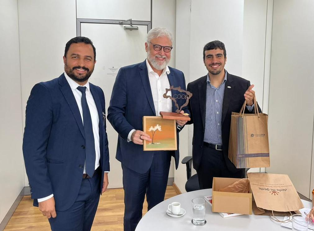 Secretário nacional do Artesanato, Milton Coelho, com os representantes do Sistema OCB, Alex Macedo e Eduardo Queiroz