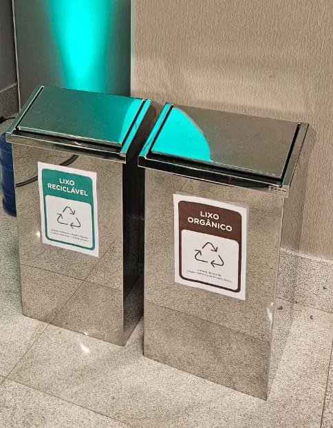 Os lixos eram separados em Recicláveis e Orgânicos, com o objetivo de facilitar a gestão dos resíduos