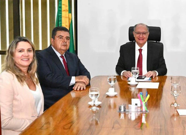 Alckmin com o presidente Márcio e a superintendente Tania Zanella em reunião sobre o Plano Safra e a Reforma Tributária