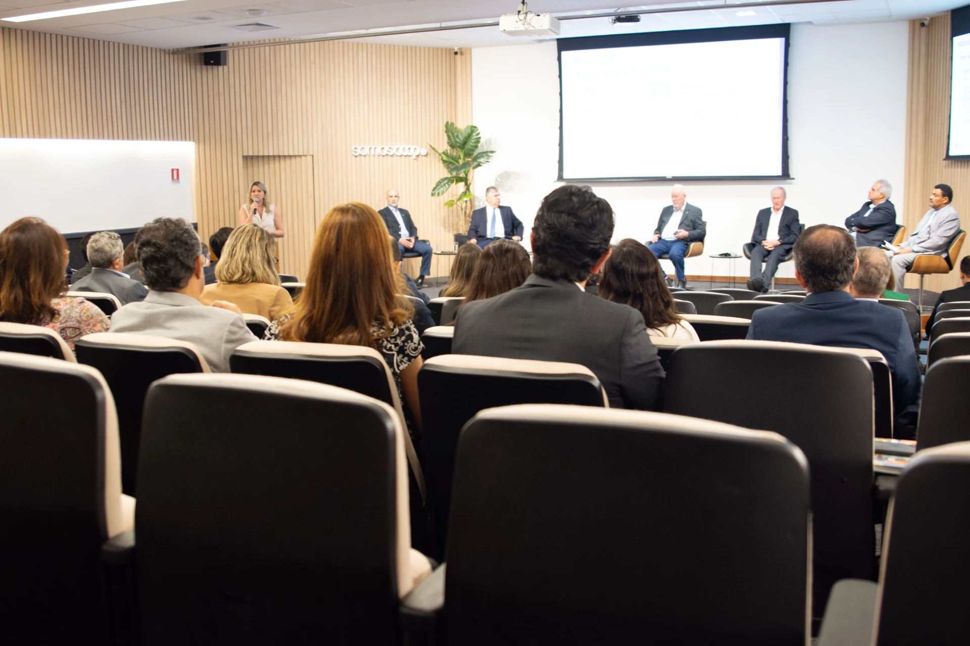  Tania Zanella em discurso na 55ª AGO