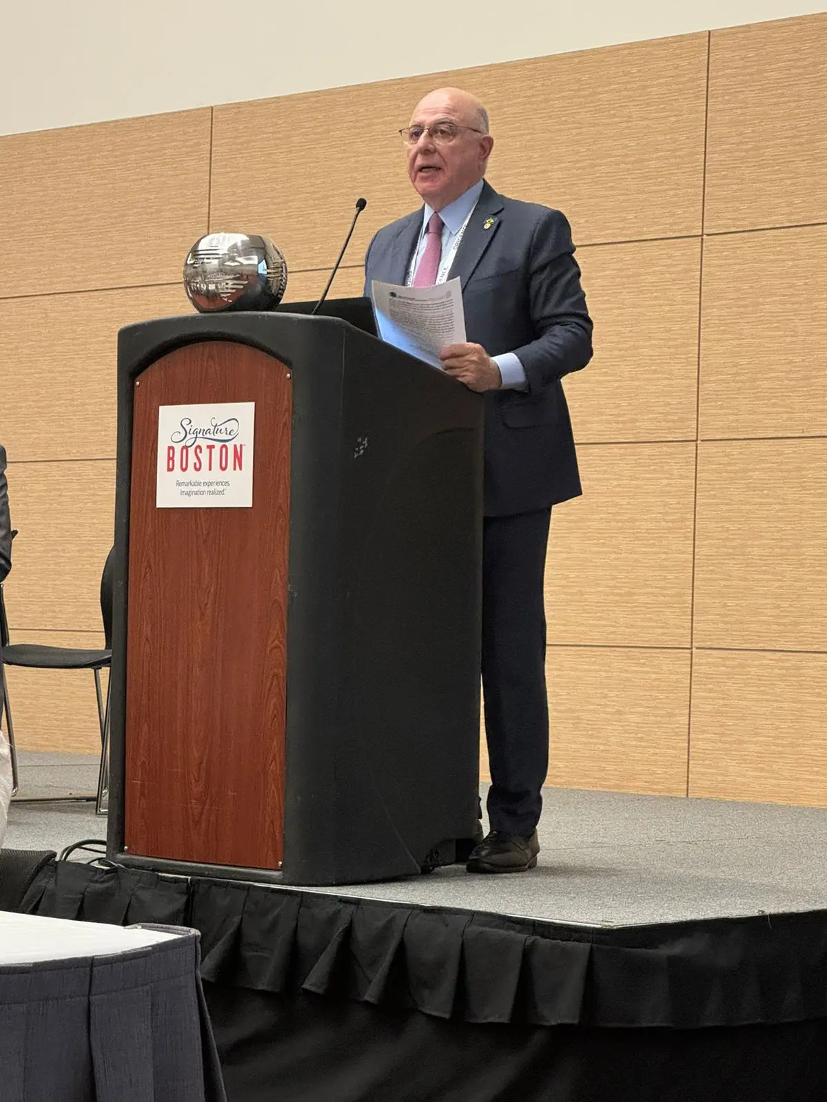 Deputado Arnaldo Jardim recebe Prêmio Serviços Destacados no Woccu 2024