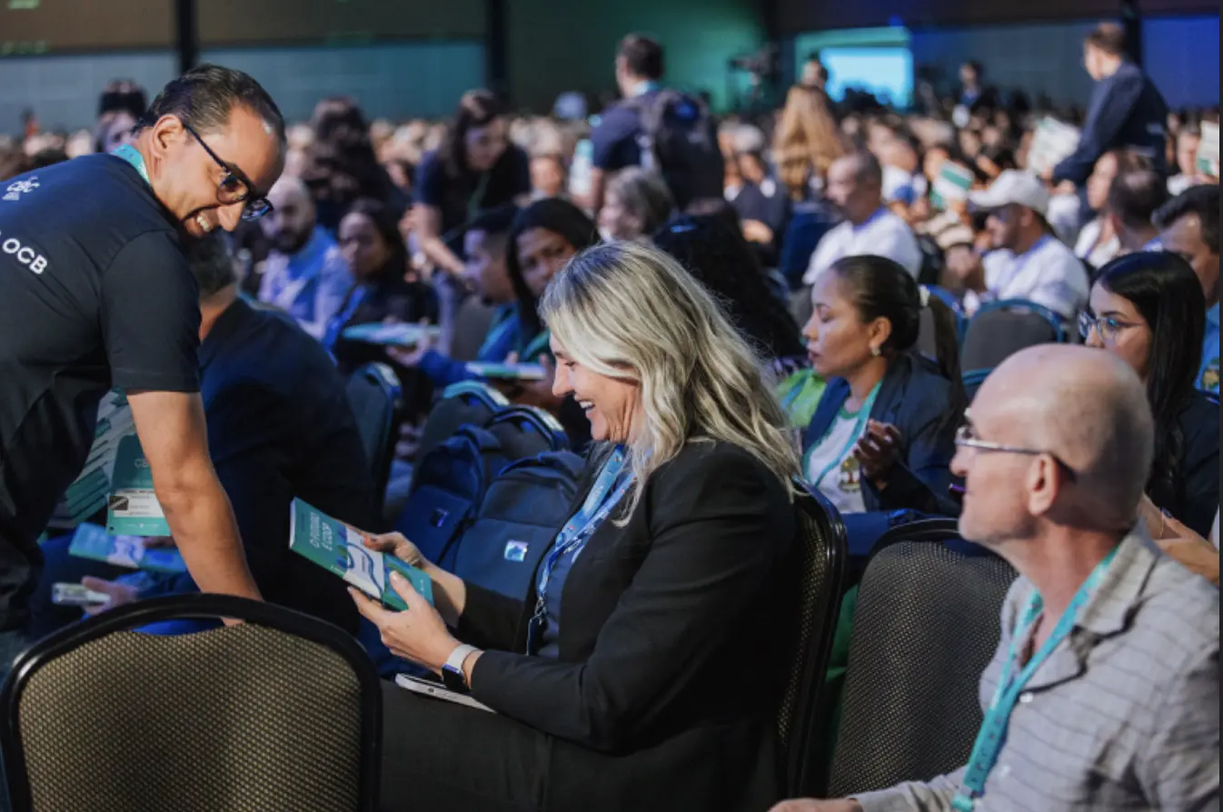 Livro lançado por Martha Gabriel é distribuído para os congressistas
