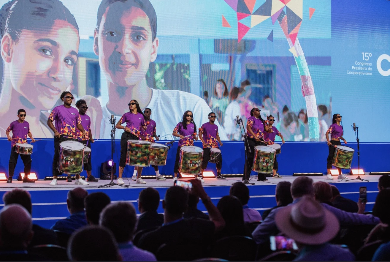 A turma do Batuque Salubre animou o encerramento do 15º CBC