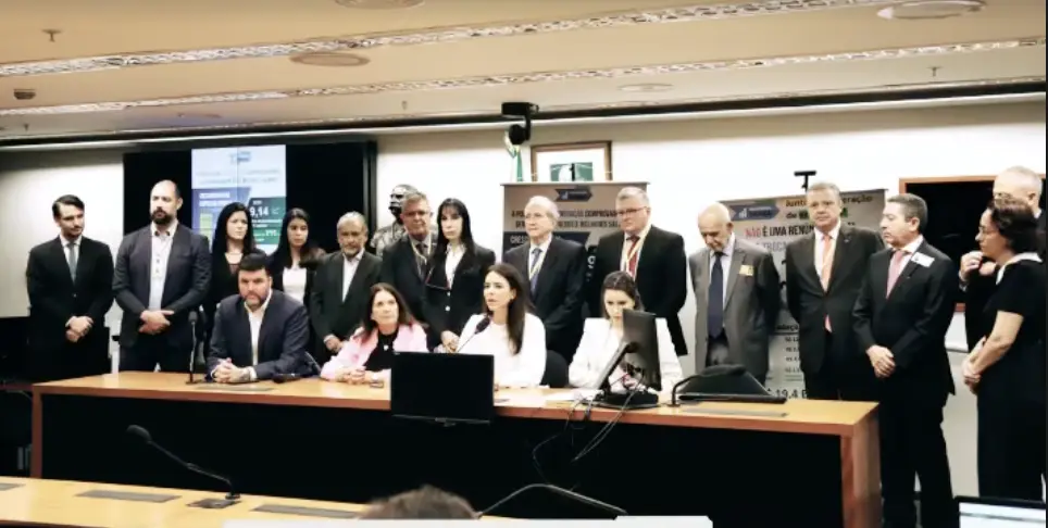 Representantes dos 17 setores da economia e parlamentares em Plenário da Câmara dos Deputados 