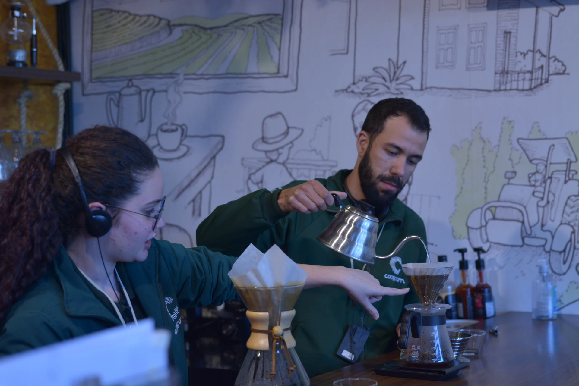 Degustação de cafés produzidos pela Coopfam