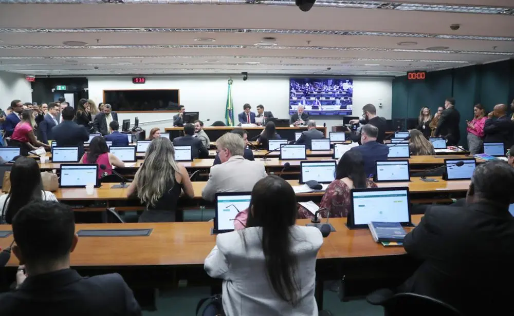  Comissão de Trabalho vota a favor da aposentadoria especial para trabalhadores expostos a substâncias prejudiciais à saúde