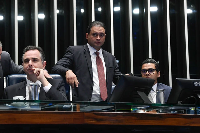 Senadores Rodrigo Pacheto e Weverton durante votação em Plenário. Foto: Jefferson Rudy/Agência Senado