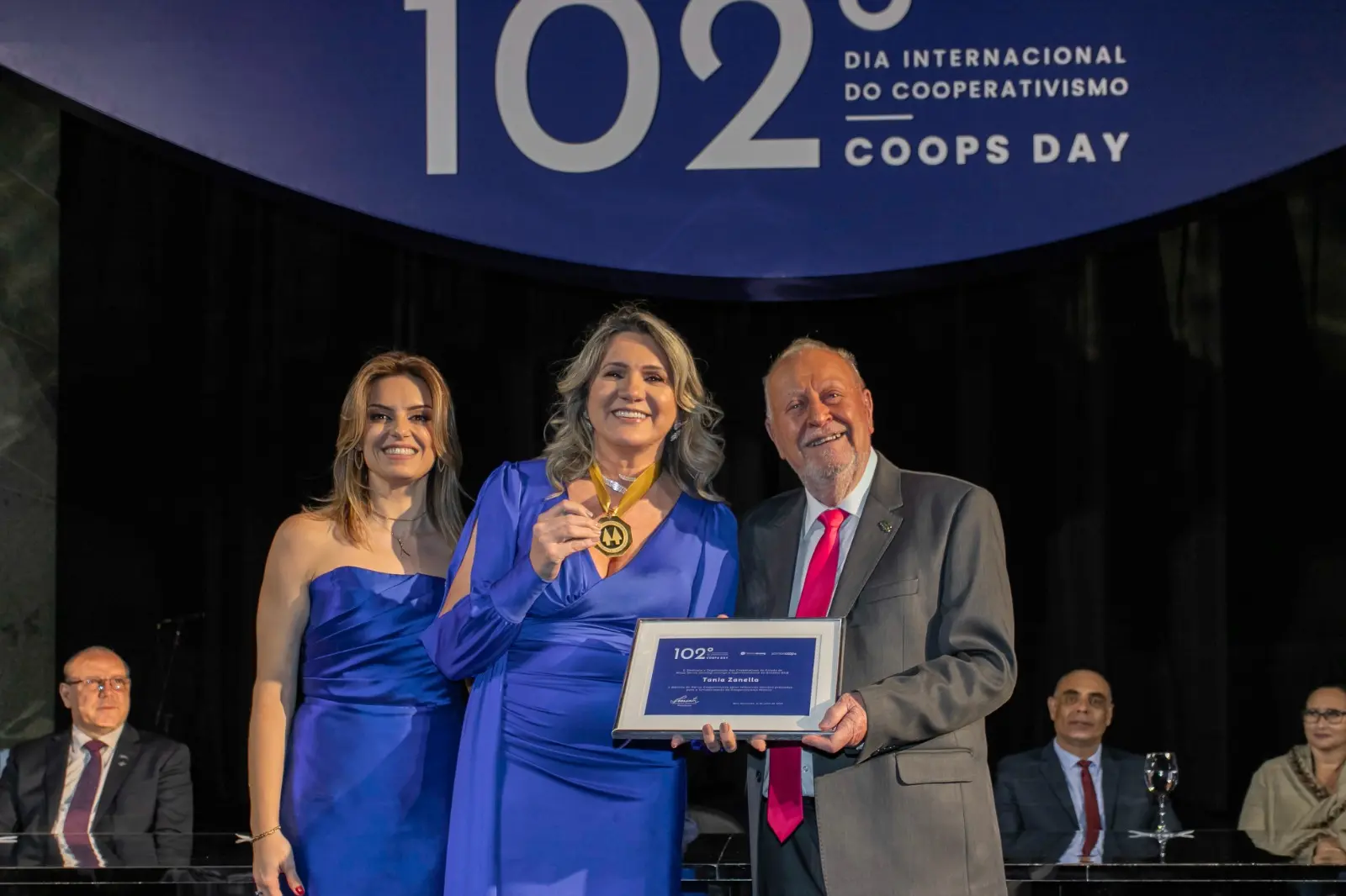 Tania Zanella recebe Medalha do Mérito Cooperativista Paulo de Souza Lima 