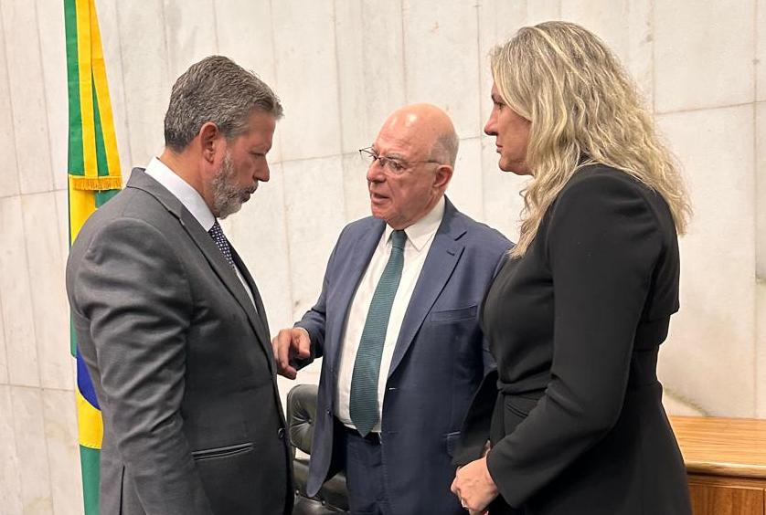 Tania Zanella com o presidente da Câmara Arthur Lira e o deputado Arnaldo Jardim
