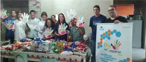 Dia C: Coopbama doa mais de 100 kg de alimentos à instituição que cuida de idosos