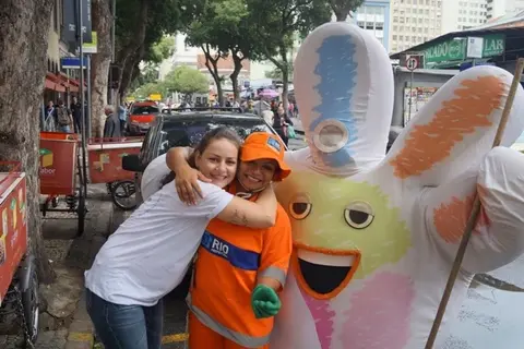 Colaboradores do Sistema OCB/RJ promovem ação "Abraços grátis”