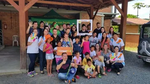 Cooperativa de SC leva atividades recreativas para criança do Lar Betânia