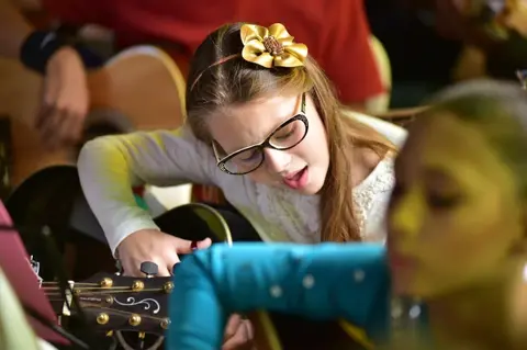 ES | Orquestra de violões abrilhanta o Dia C