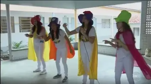 Crianças de bairro carente recebem dicas de escovação de forma gratuita em Campina Grande