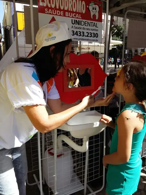 CE | Em Fortaleza, Dia C ensina crianças a fazerem a higiene bucal no "escovódromo"