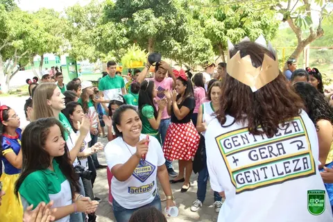 Cooperativa leva alegria e diversão a crianças em situação de abandono no sertão baiano
