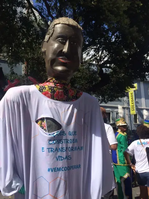 BA | Bonecos de Olinda animam a caminhada na Bahia