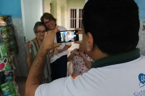 UNIODONTO realiza ação voluntária com idosas