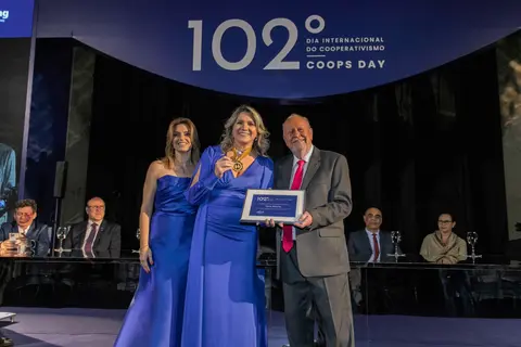 Tania Zanella recebe medalha do mérito cooperativista 